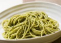 Piatto di spaghetti al pesto