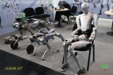 Unitree-Flotte. Humanoide Roboter und vierbeinige Einheiten demonstrieren die Zukunft der mobilen Automation.